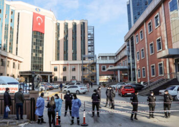 Police cordon off the area in front of the privately-run Sanko University Hospital in Gaziantep after nine patients, all infected with Covid-19, died in a fire on December 19, 2020. (Photo by Kadir Gunes / Demiroren News Agency (DHA) / AFP)
