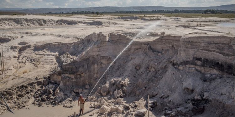 Un hombre trabaja en la mina Campo Alegre, en los alrededores del Parque Nacional Roraima, Bolívar, el 2 de marzo de 2020.