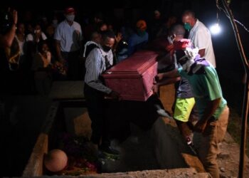 Así fue el doloroso adiós a los balseros venezolanos de la tragedia de Güiria. Foto captura de video AFP.