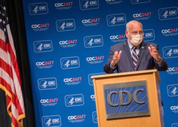 El director de los Centros para el Control y Prevención de Enfermedades (CDC, en inglés) de EEUU, Robert Redfield. EFE EPA JENNI GIRTMAN. Archivo