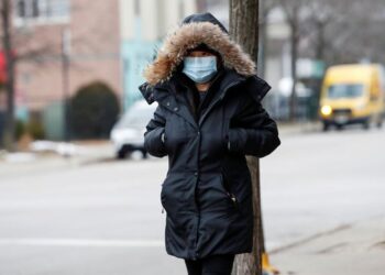 Imagen de archivo de una mujer usando una máscara luego del brote del nuevo coronavirus, en Chicago, Illinois, Estados Unidos. 30 de enero, 2020. REUTERS