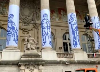 Las columnas del Grand Palais de París. Foto captura de video EFE.