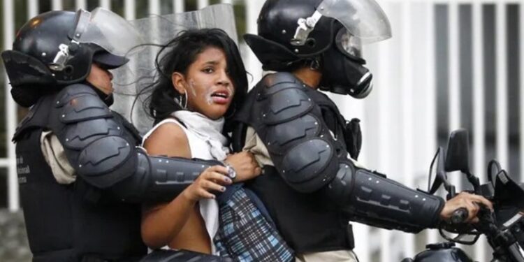 Manifestante detenida por cuerpos de seguridad de la dictadura.