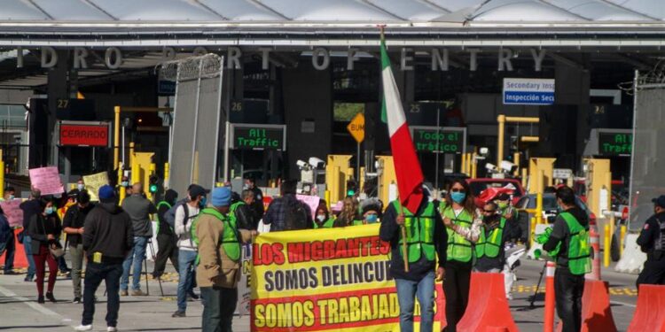 Migrantes en la frontera mexicana de Tijuana piden a Biden cumplir su promesa. Foto EFE.