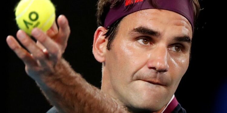 Imagen de archivo del tenista suizo Roger Federer sirviendo durante el partido contra el serbio Filip Krajinovic por la segunda ronda del Abierto de Australia en Melbourne Park, Melbourne, Australia. 22 de enero, 2020. REUTERS/Issei Kato/Archivo