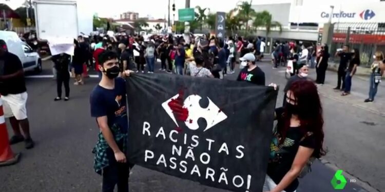 Seis personas serán juzgadas por una paliza mortal a un hombre negro en Brasil. Foto agencias.