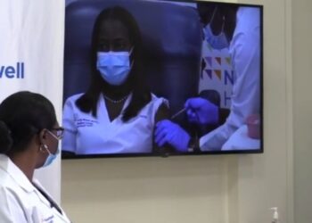 Una enfermera de Queens, la primera neoyorquina en recibir la vacuna. Foto captura de video EFE.