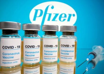 FOTO DE ARCHIVO: Varios viales con la etiqueta "COVID-19 / Vacuna coronavirus / Sólo para inyección" en inglés y una jeringa médica ante el logotipo de Pfizer en esta imagen de ilustración tomada el 31 de octubre de 2020. REUTERS/Dado Ruvic