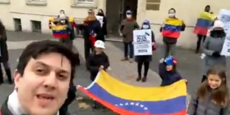 Venezolanos Londres. Consulta Popular. Foto captura de video.