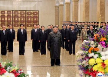 Kim Jong-un se mostró sin mascarilla. Oficialmente, no hay contagiados por coronavirus en Corea del Norte (Reuters)