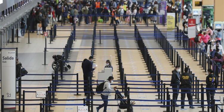 Fotografía de pasajeros en el aeropuerto Internacional Jorge Chávez de Lima (Perú). EFE/ Paolo Aguilar/Archivo