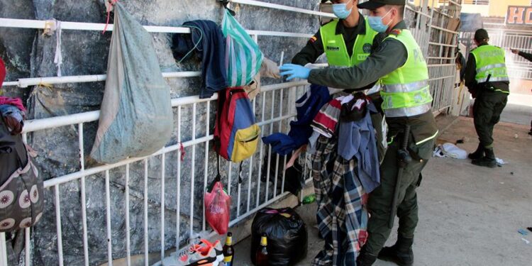 Policías de Colombia realizan inspecciones a ciudadanos venezolanos que incumplen con las medidas de restricción de movilidad. EFE/ Mario Caicedo