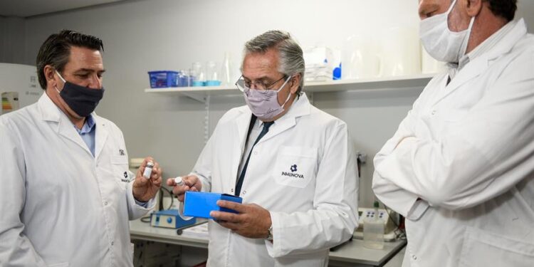 Fotografía cedida que muestra al presidente Alberto Fernández (c), durante su visita el 11 de enero de 2021 a las instalaciones de la compañía biotecnológica Inmunova, en el campus de la Universidad Nacional de San Martín. EFE/ PRESIDENCIA