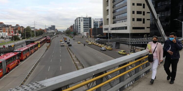 Vista de una avenida con baja circulación vehicular hoy, viernes durante el inicio de confinamiento obligatorio en Bogotá. EFE/ Carlos Ortega