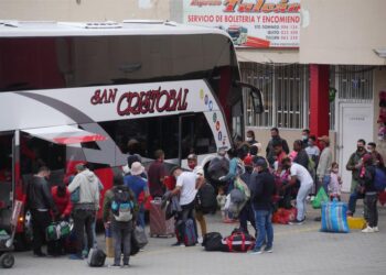 Grupos de migrantes venezolanos recogen su equipaje ayer, en la terminal de autobuses de Tulcán (Ecuador). El cierre de fronteras por la covid-19 en los países andinos no impide que miles de venezolanos sigan cruzando por trochas de un país en otro movidos por el "virus del hambre", todo un desafío para los Gobiernos que tratan de impedir la propagación del coronavirus. EFE/ Xavier Montalvo