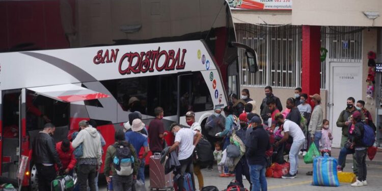 Grupos de migrantes venezolanos recogen su equipaje ayer, en la terminal de autobuses de Tulcán (Ecuador). El cierre de fronteras por la covid-19 en los países andinos no impide que miles de venezolanos sigan cruzando por trochas de un país en otro movidos por el "virus del hambre", todo un desafío para los Gobiernos que tratan de impedir la propagación del coronavirus. EFE/ Xavier Montalvo