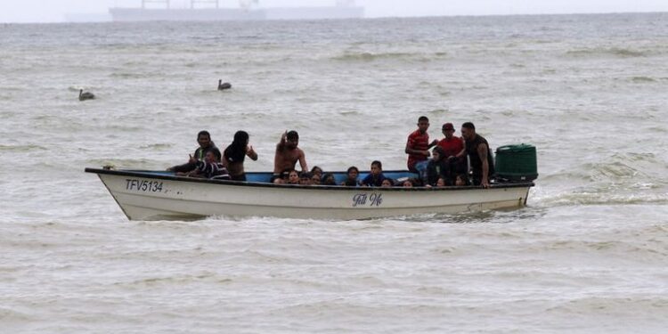 Foto de archivo. Migrantes venezolanos recientemente deportados llegan a la costa en la playa Los Iros, en Erin, Trinidad y Tobago, 24 de noviembre de 2020. Lincoln Holder/Courtesy Newsday/via REUTERS. Imagen provista por terceros.
