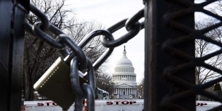 Washington (United States), 16/01/2021.- A lock on a security fence around the US Capitol building in Washington, DC, USA, 16 January 2021. At least twenty thousand troops of the National Guard and other security measures are being deployed in Washington to help secure the Capitol area in response to potentially violent unrest around the inauguration of US President-elect Joe Biden. (Estados Unidos) EFE/EPA/JUSTIN LANE