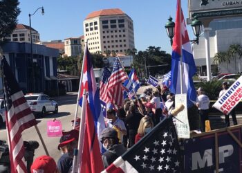 Caravana trumpista en Miami denuncia el robo de las elecciones en EE.UU.. Foto EFE.