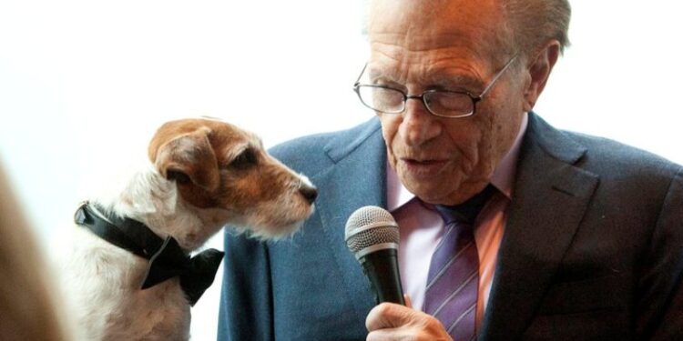 Con Uggie, el perro de la película The Artist, el 16 de mayo de 2012.