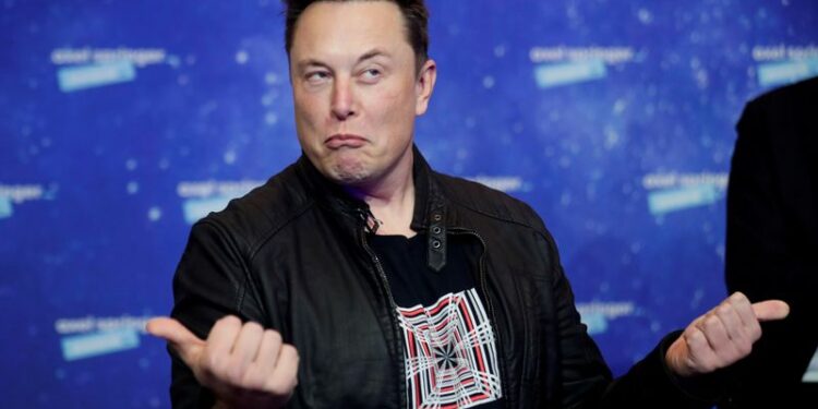 FOTO DE ARCHIVO: El propietario de SpaceX y el presidente ejecutivo de Tesla, Elon Musk, hace una mueca después de llegar a la alfombra roja para el premio Axel Springer, en Berlín, Alemania. 1 de diciembre de 2020. REUTERS/Hannibal Hanschke/Pool