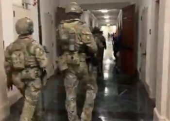 Equipo SWAT del FBI en el complejo del Capitolio. Foto captura de video.