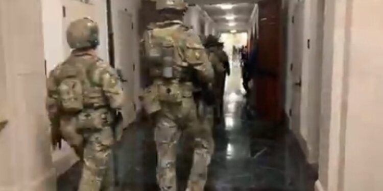 Equipo SWAT del FBI en el complejo del Capitolio. Foto captura de video.