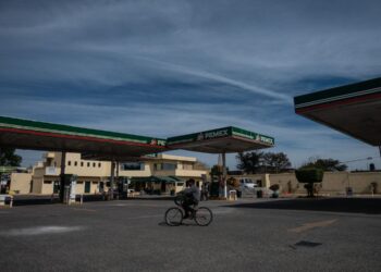 A person rides a bicycle in front of a Petroleos Mexicanos (Pemex) gas station closed amid a fuel shortage in Zapopan, Jalisco state, Mexico, on Monday, Jan. 7, 2018. Mexico's new government has sought to assure worried consumers that its fuel theft plan is working while cars waited hours to fuel up over the weekend and gasoline tankers swarmed congested ports. Photographer: Cesar Rodriguez/Bloomberg