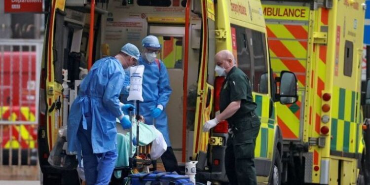 Los médicos transportan a un paciente desde una ambulancia al Royal London Hospital mientras continúa la propagación de la enfermedad por coronavirus (COVID-19) en Londres, Gran Bretaña, 1 enero 2021.
REUTERS/Hannah McKay