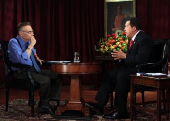 Larry King y Hugo Chávez. Foto de archivo.