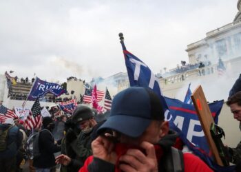 Seguidores del presidente Donald Trump se enfrentan a la policía frente al Capitolio en Washington, EEUU. 6 enero 2021. REUTERS/Leah Millis