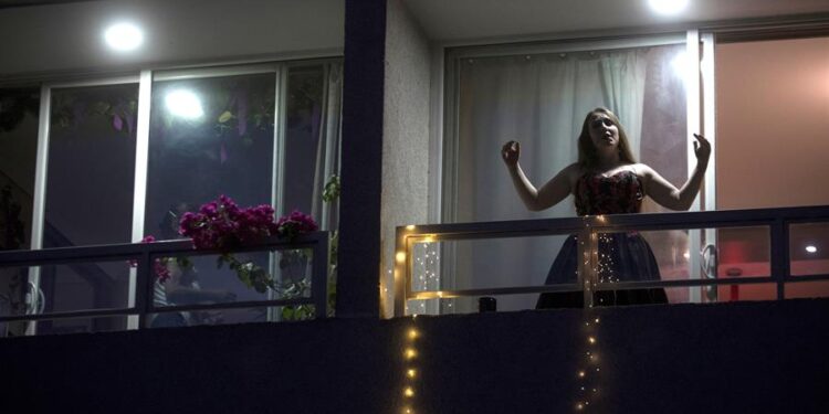 Microconciertos desde el balcón para una noche de verano en Santiago. Foto EFE
