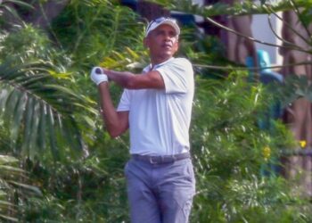 Obama en el campo de golf del Mid-Pacific Country Club en Kailua. Foto captura de video.