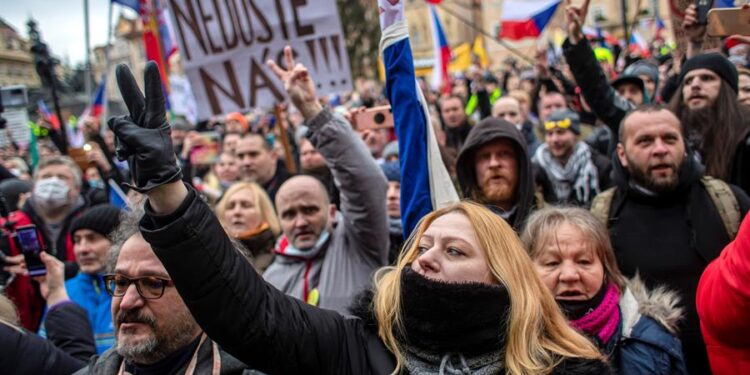 Protesta Praga, medidas anticovid. Foto EFE.