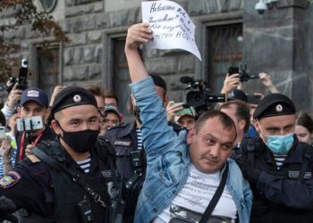 Oficiales de la policía se llevan arrestado a un manifestante que salió a las calles para apoyar a Navalny (AP/Pavel Golovkin/Archivo)