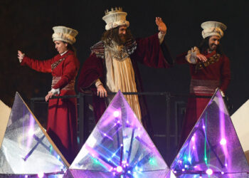 Entertainers take part in the traditional Three Kings parade (Cabalgata de los Reyes Magos) marking Epiphany in Madrid on January 5, 2018. / AFP PHOTO / GABRIEL BOUYS