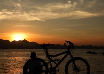 Vista del atardecer hoy en la Bahía de Guanabara en Rio de Janeiro (Brasil). Por tercer día consecutivo, Río rompió récord de calor en 2021 con la temperatura máxima este viernes que fue superior a 40.0 ° C. EFE/Fabio Motta