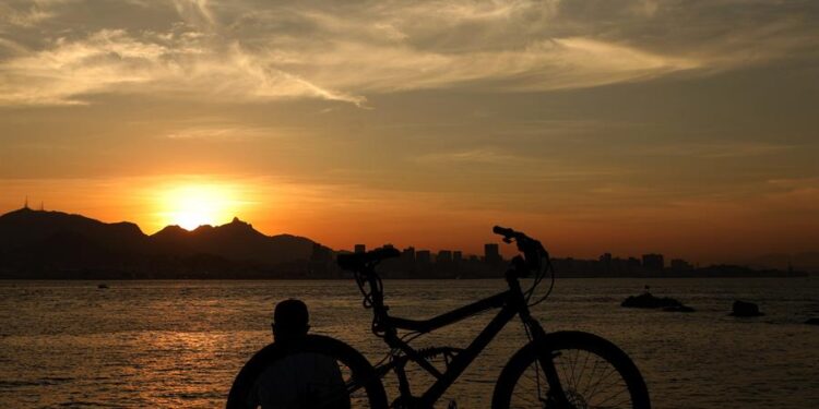 Vista del atardecer hoy en la Bahía de Guanabara en Rio de Janeiro (Brasil). Por tercer día consecutivo, Río rompió récord de calor en 2021 con la temperatura máxima este viernes que fue superior a 40.0 ° C. EFE/Fabio Motta
