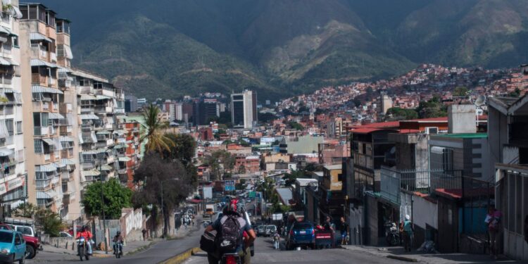 Una de las calles del barrio de Petare, en Caracas, en diciembre pasado.YURI CORTEZ. AFP.