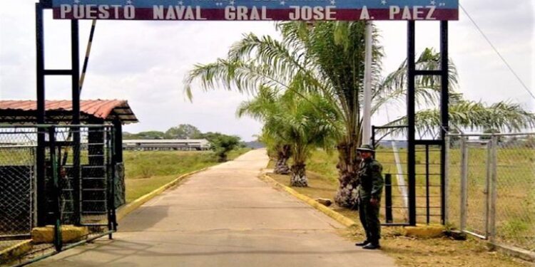 La entrada al puesto Naval de Puerto Páez