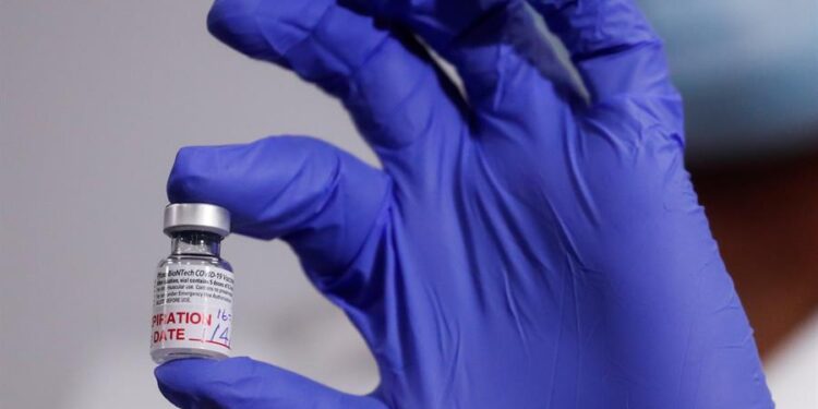 Vista de un trabajador sanitario preparando una dosis de la vacuna de Pfizer-BioNTech contra la covid-19 en el Long Island Jewish Medical Center, en Nueva York, este 4 de enero de 2021. EFE/Shannon Stapleton.