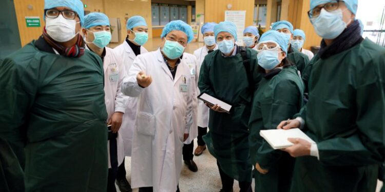 Desatado el brote, expertos de la OMS hicieron su primera visita a Wuhan en febrero (Reuters)