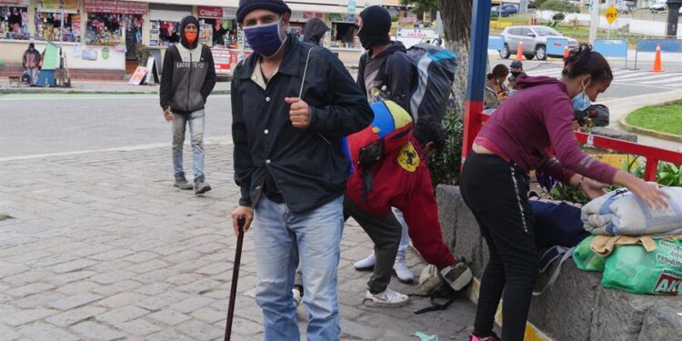 Gallardo, un ingeniero venezolano del petróleo, que pese a una discapacidad en la columna, lleva un mes caminando desde Venezuela reacciona ayer, en la región de Tulcán (Ecuador). El cierre de fronteras por la covid-19 en los países andinos no impide que miles de venezolanos sigan cruzando por trochas de un país en otro movidos por el "virus del hambre", todo un desafío para los Gobiernos que tratan de impedir la propagación del coronavirus. EFE/ Xavier Montalvo