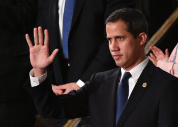Venezuelan opposition leader Juan Guaido (C) waves as he is acknowledged by US President Donald Trump during his the State of the Union address at the US Capitol in Washington, DC, on February 4, 2020. (Photo by MANDEL NGAN / AFP)