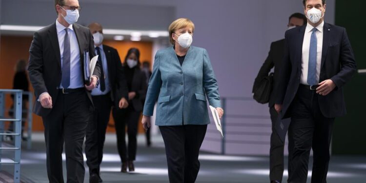 La canciller Angela Merkel mantuvo el lunes una reunión con los líderes regionales y las farmacéuticas del país implicadas en la producción de vacunas. EFE/EPA/HENNING SCHACHT