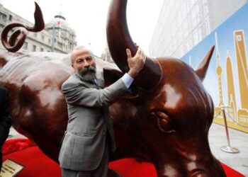 Arturo di Modica (+), el escultor del toro de Wall Street. Foto de archivo.