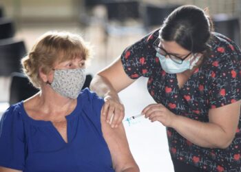 Una mujer recibe la vacuna contra el covid-19 hoy, en Brasilia (Brasil). EFE/Joédson Alves