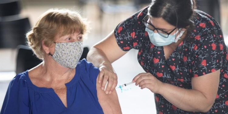Una mujer recibe la vacuna contra el covid-19 hoy, en Brasilia (Brasil). EFE/Joédson Alves