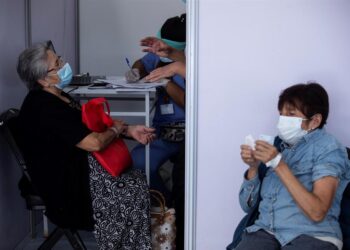 Personas mayores esperan para recibir la primera dosis de la vacuna china Sinovac contra la Covid-19 el 3 de febrero de 2021, en un centro habilitado para la vacunación en masa, en Santiago (Chile). EFE/ Alberto Valdés