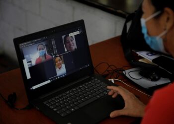 Ana Rodríguez imparte clases de manera virtual desde un aula del centro escolar "Francisco Morazán" hoy, en San Salvador (El Salvador). El año escolar en el sector público comenzó este lunes en El Salvador y continuará en la modalidad virtual, medida que fue adoptada en marzo del año pasado por la pandemia del coronavirus. EFE/ Rodrigo Sura